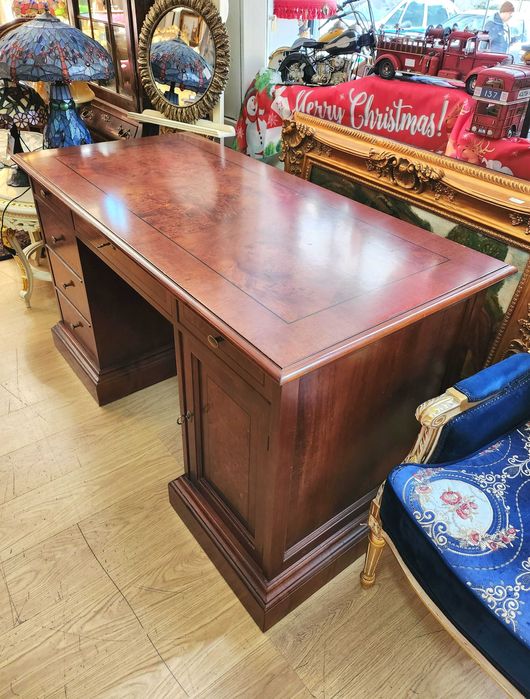 Голямо бюро в неокласически стил