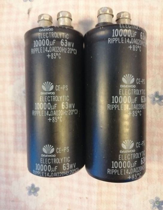 2 condensatori Daewoo 10000 micro 63 wv + 85 grade, în stare foarte bună