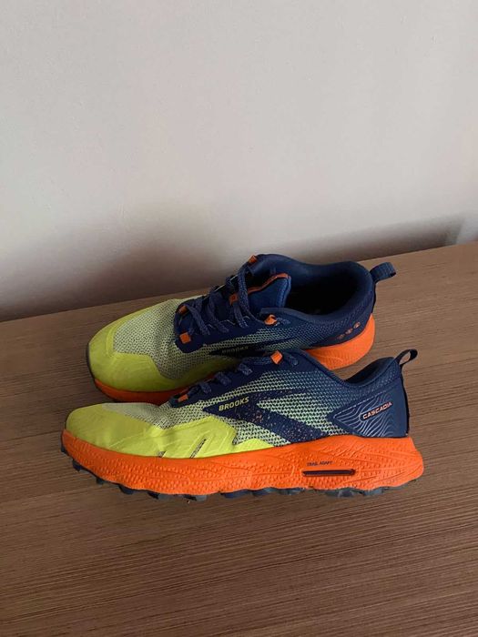 adidasi alergare montana/trail brooks cascadia 17
