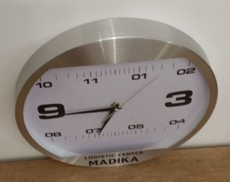 Стенен часовник с алуминиев корпус