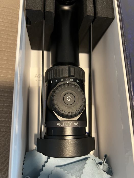 lunetă Zeiss Victory V8 2.8-20x56 cu reticul #60 și turretele ASV LR