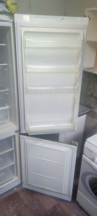Высокий холодильник Indesit