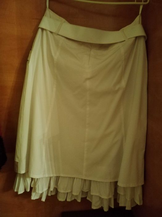 Fusta alba din bumbac, cu volănaș