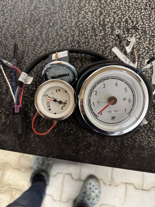 De vanzare ceasuri motor barca (Mercury)