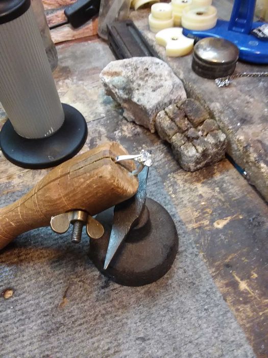 Поправка на златна и сребърна бижутерия