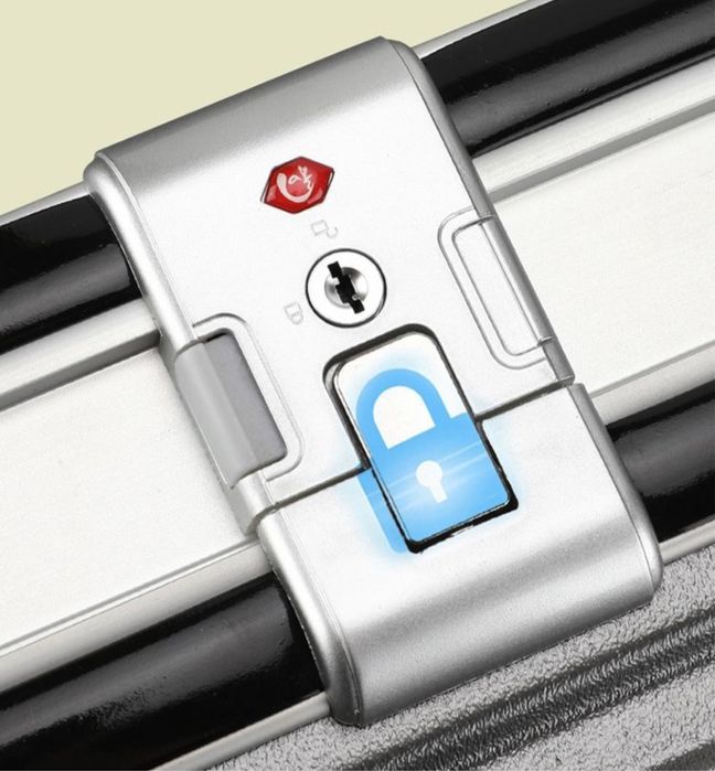 Чемодан с алюминиевым вставками