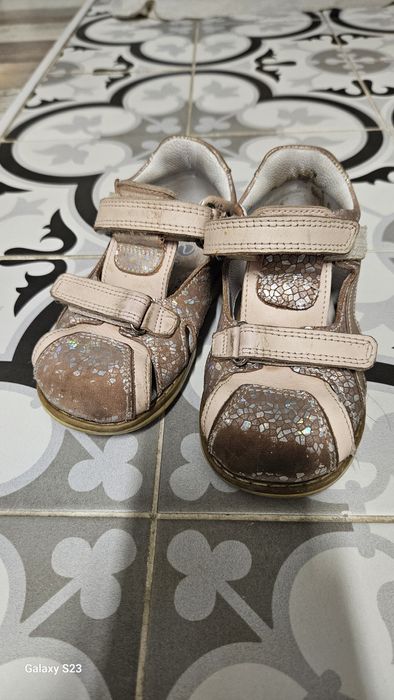 Продам сандалии и кеды
