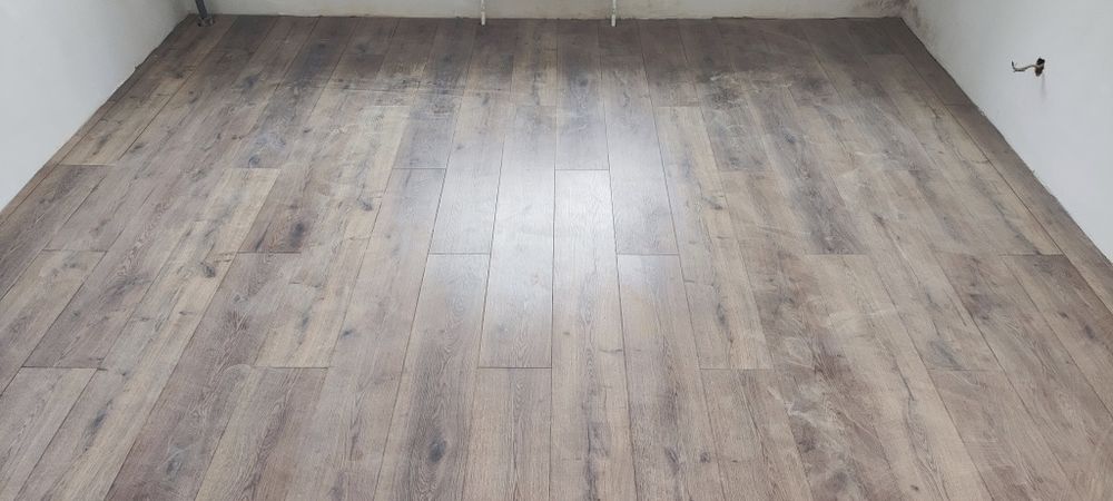 Ламинат, линолеум, паркет, паркет, плинтуса