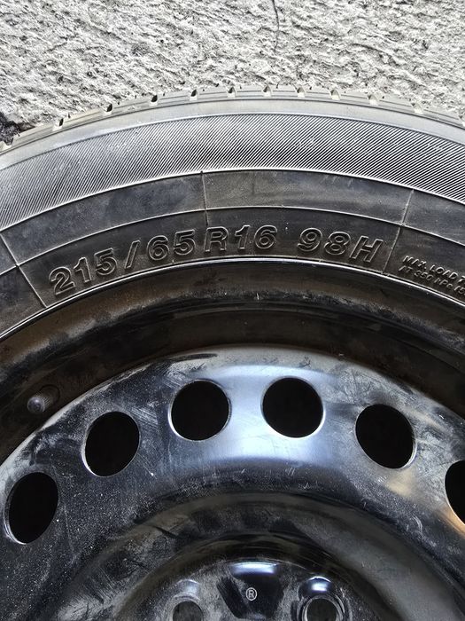 Продам  летнию резину с диском