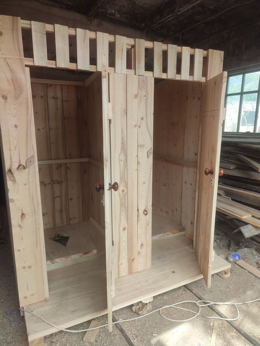 Туалеты деревянные.