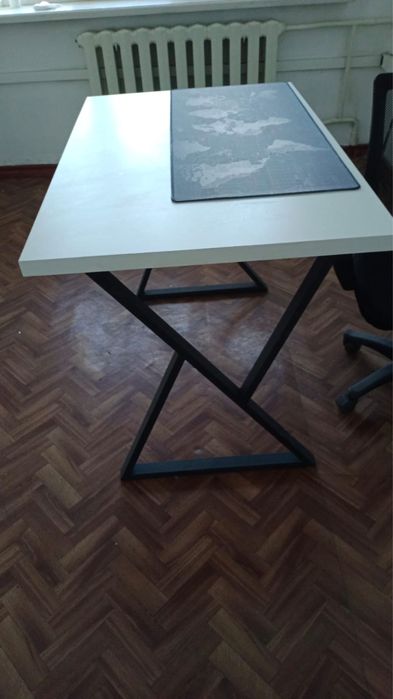 Офисный стол белый