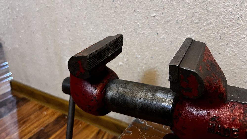 Продам раритетные тиски толи Чехия толи Корея