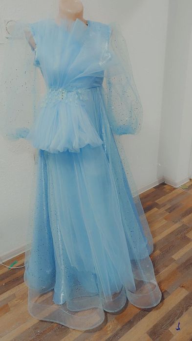 Oqshom libosi sotiladi