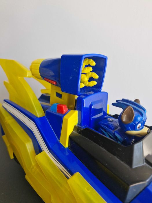 Автомобил на Супер Чейс с кученце