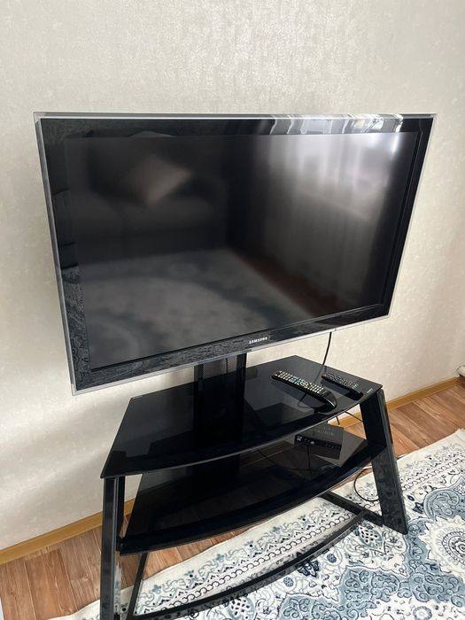 Телевизор Самсунг с подставкой