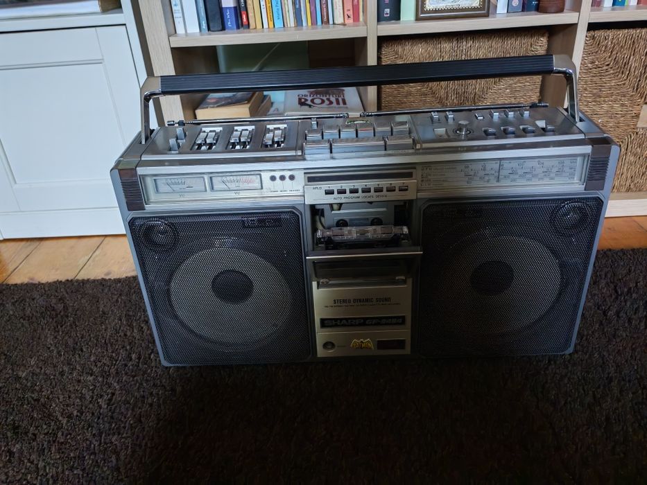 Casetofon cu radio+peste 60 de casete cu muzica românească, rock, hip - hop, compilatii etc.