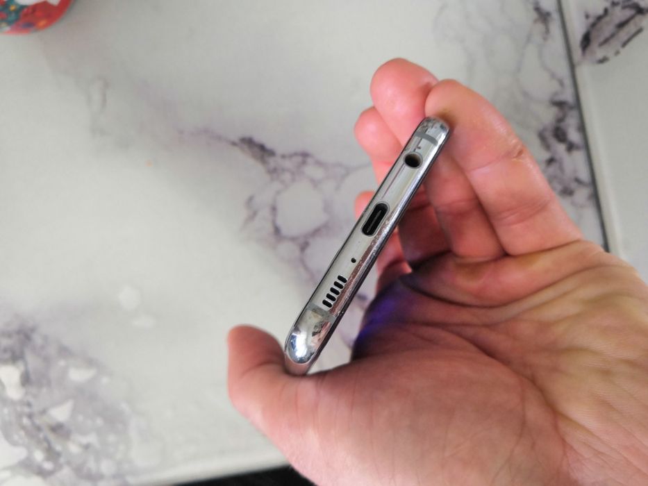 Телефон смартфон Samsung s10e