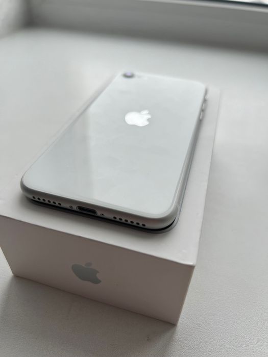 Продаю Iphone se 2020