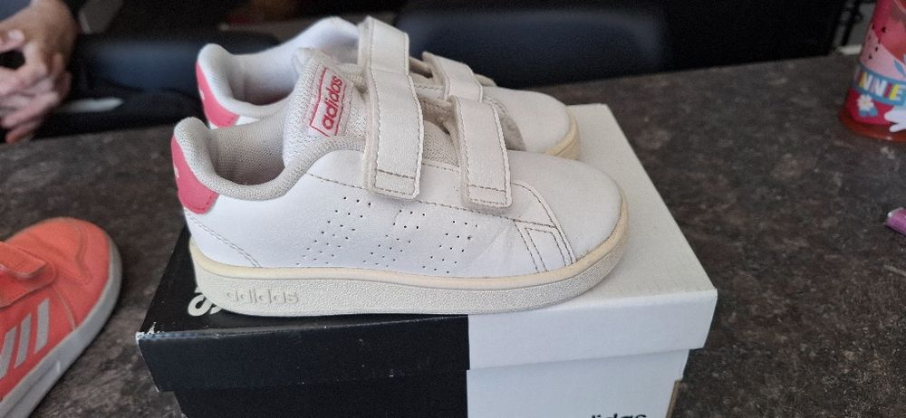 Продавам детски маратонки Adidas и Disney Minnie mouse