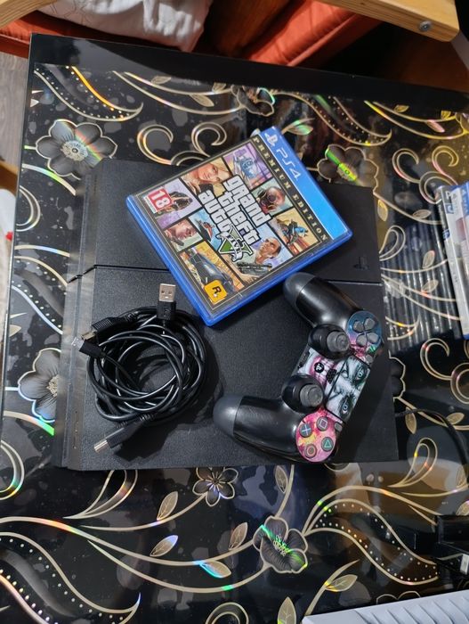 Vând PlayStation 4, 1 controler+66 de jocuri in cont.