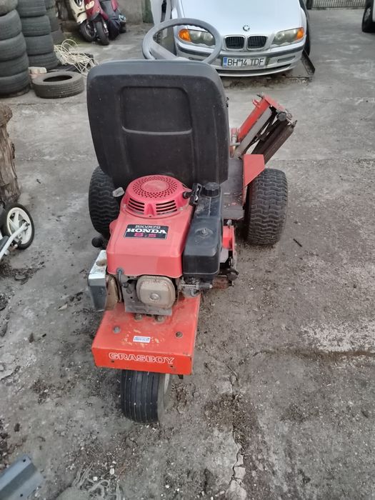 Mașină tuns gazon
