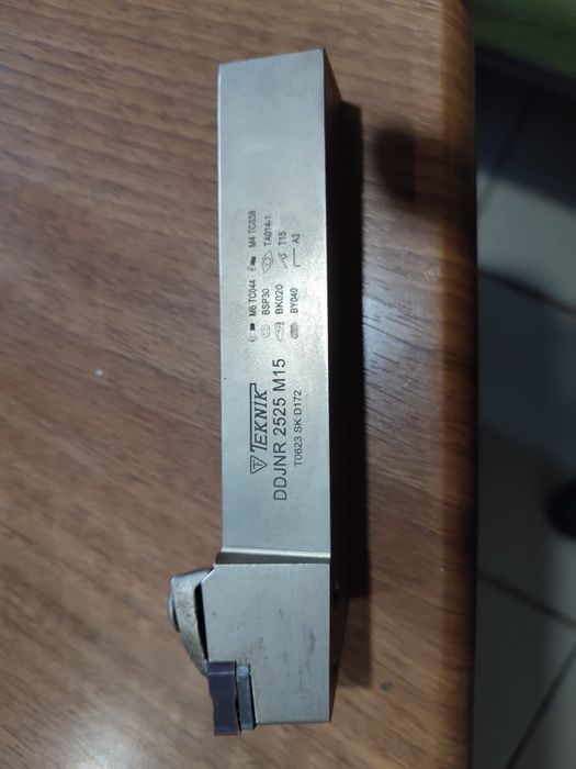 токарный резец проходной