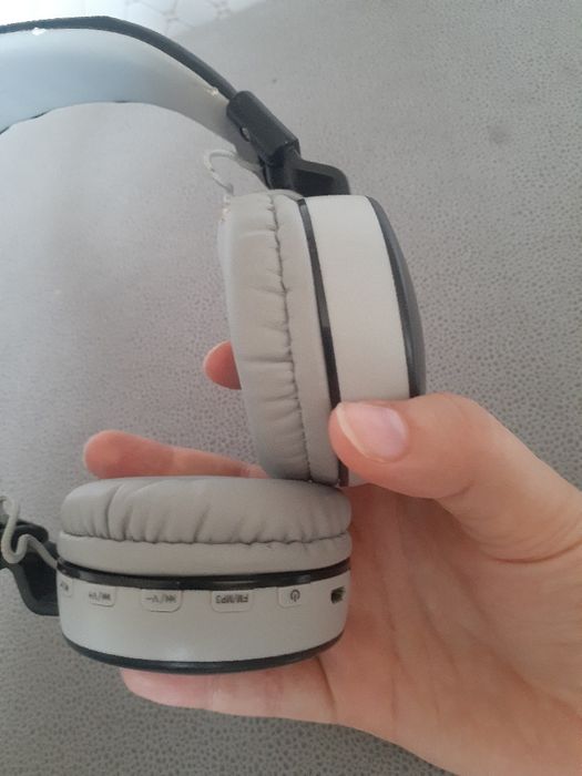 Наушники с Bluetooth подключением, в хорошем состоянии