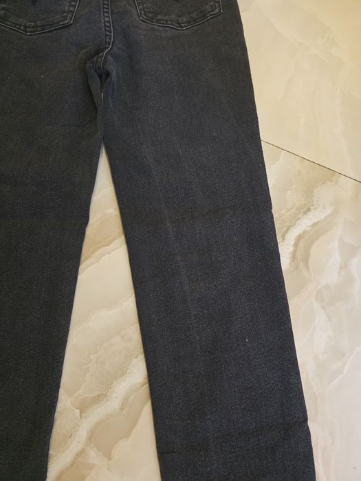 Blugi Levi's stare foarte bună o mică dungă  pe spate vezi foto mărimea 140 cm