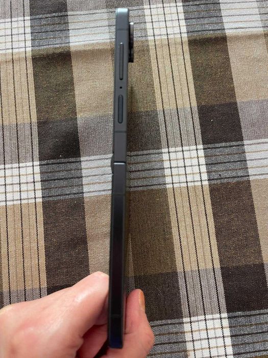 Продавам Samsung Galaxy Z Flip 7 256 GB използван 2 месеца