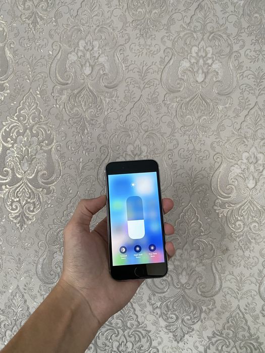 Продам срочно iPhone SE 64GB