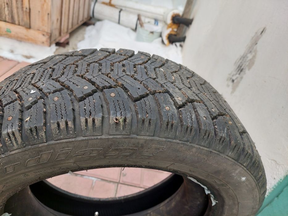Продам шины шипованные.