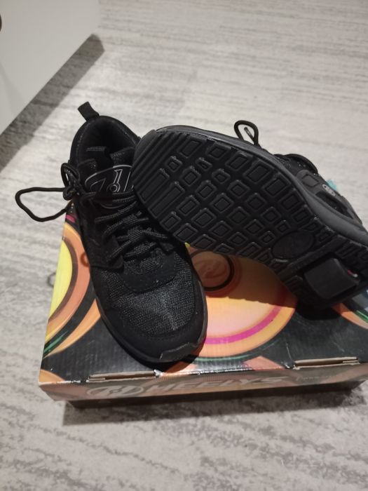Продам Heelys кроссовки на роликах