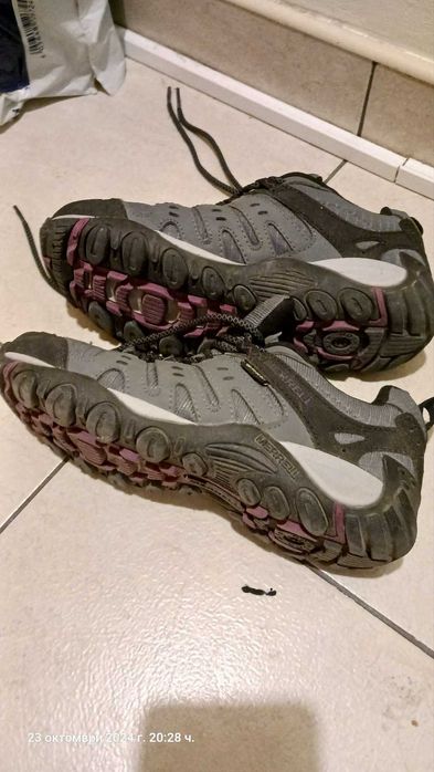 Продавам туристически обувки