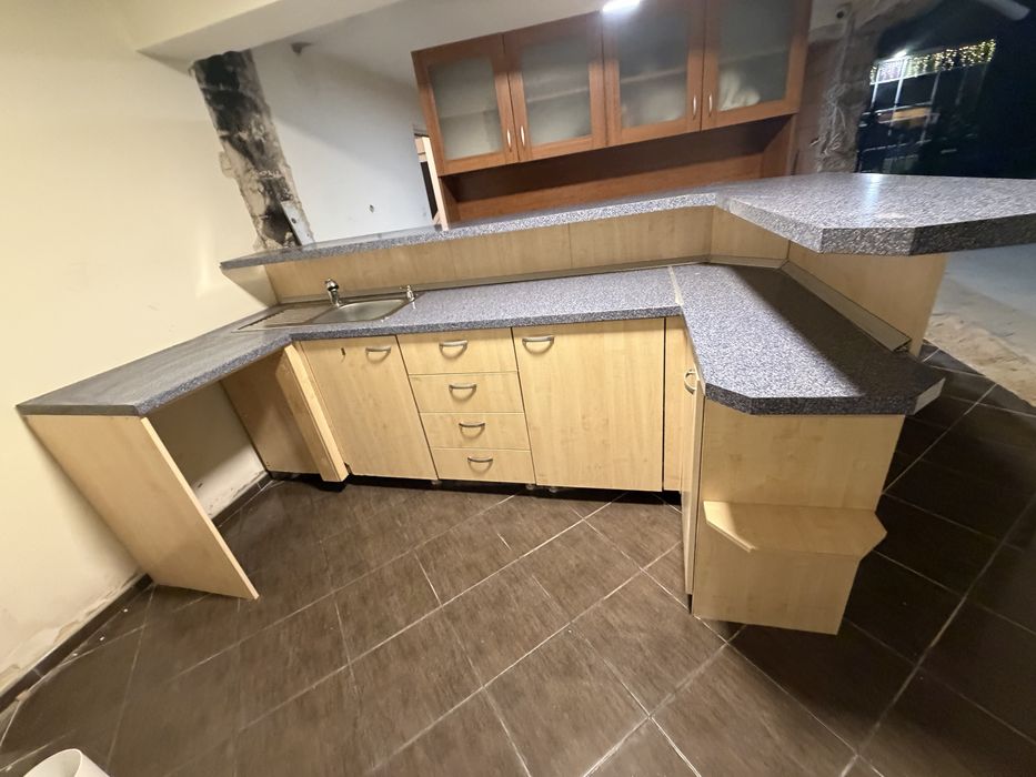 Спешно! Голяма кухня 267 на 137 см  с барплот, шкафове и мивка