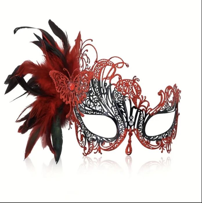 Элегантная маска со съемными перьями