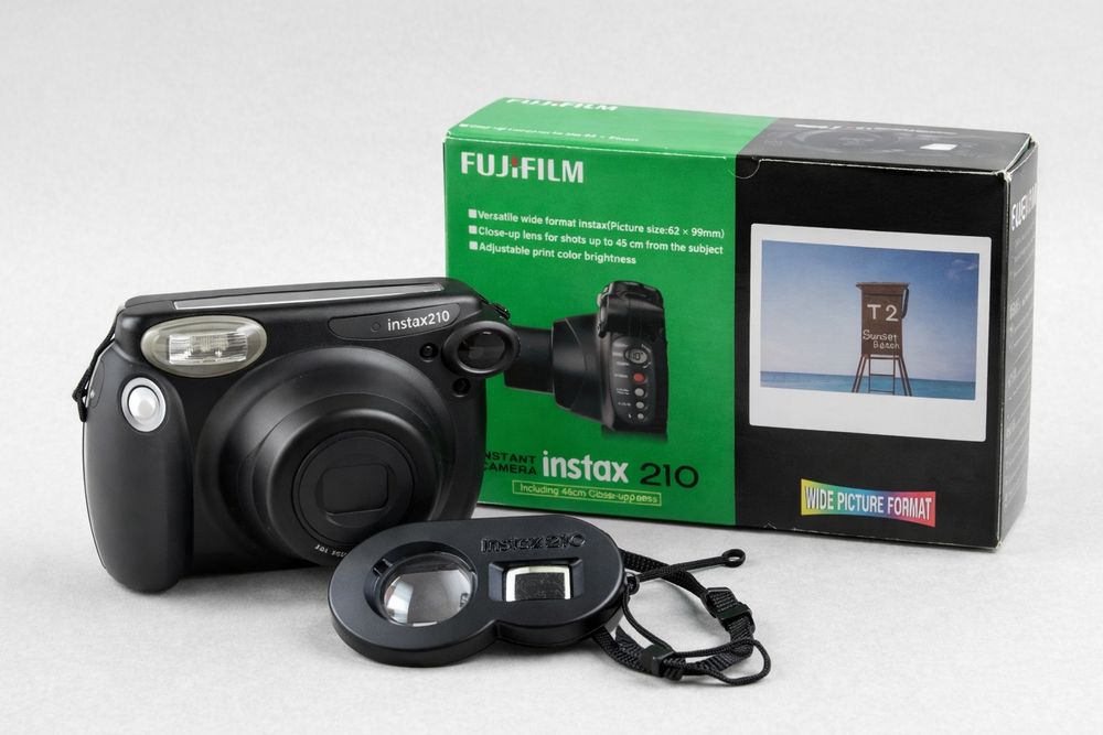 Продается моментальная камера Fujifilm Instax 210