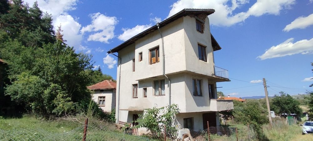 Къща, вила с парцел и втора постройка в с.Райово