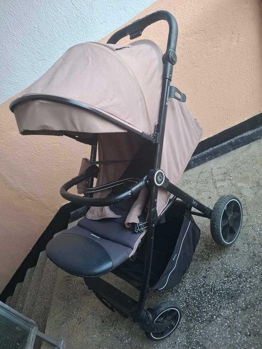 Продавам детска количка KikaBoo Lucy в много добро състояние. Цвят Бежов
