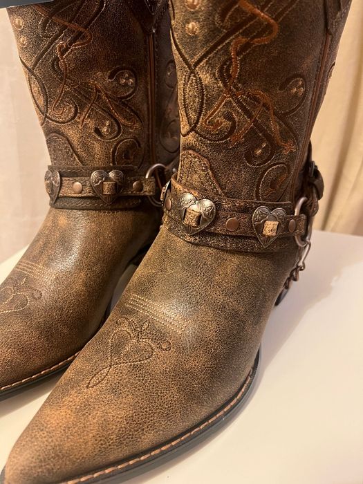 Cowoboyboots noi cu etichetă