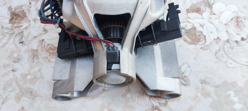 Електромотори за пералня и перални Whirlpool за части.