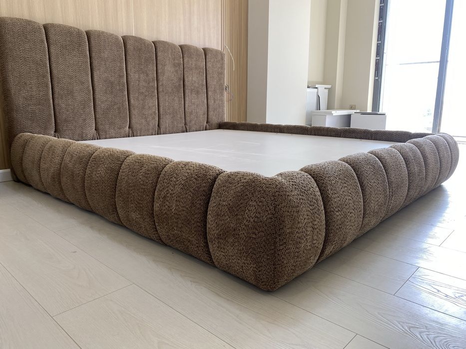 Кровать двуспальная с подъемным механизмом