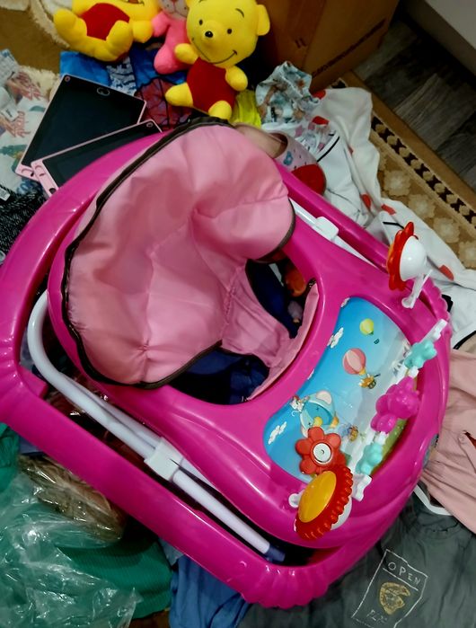 Отдам коробку б/у вещей ходунки игрушки