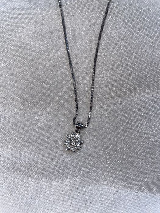 Lantisor argint 925 cu pandantiv floricica cu pietricele de zirconiu.