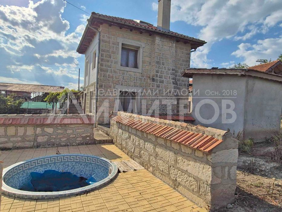 Продава двуетажна каменна къща в провансалски стил с 2,5 дка двор.