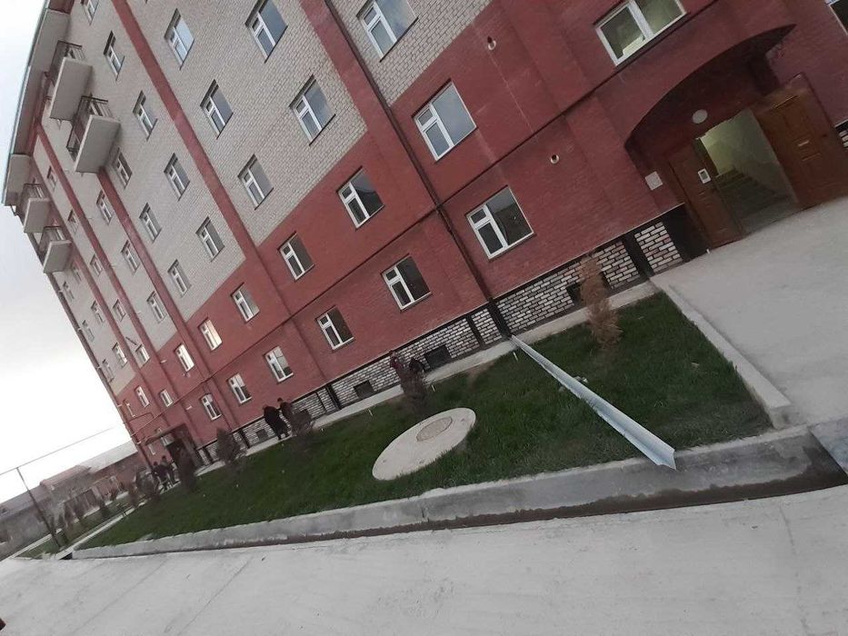 Jizzax Olmazor sityda 2 xonali kvartira sotiladi  7qavatli gishtli dom