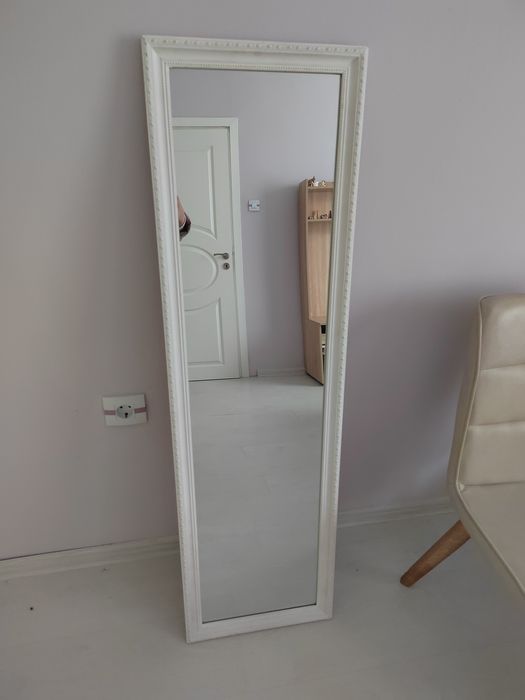 Огледало с бяла рамка