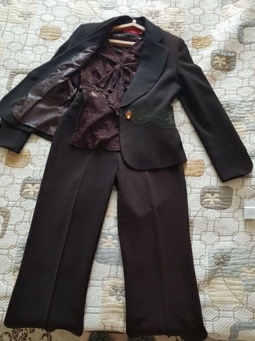 Продажа костюм тройка. Брюки жакет и гепюровая блузка с бантом.