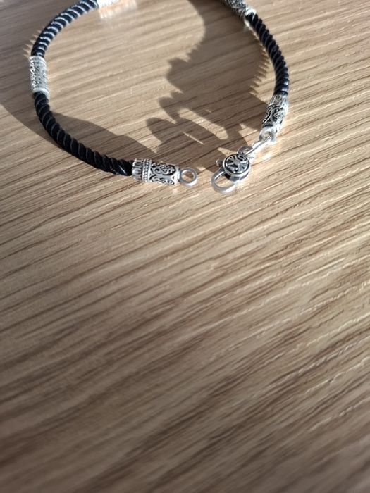 Сребърна гривна с копринени конци