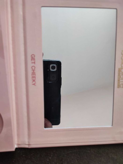 Продавам оригинална палитра – нова, неползвана