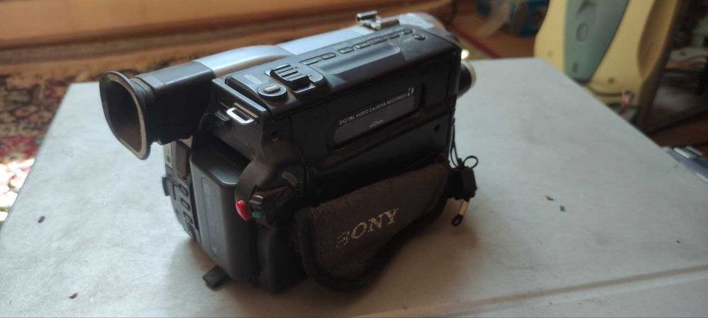 Sony DCR-TRV140E PAL  цифровая видеокамера формата Digital 8